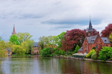 Brugge eski şehir içinde Minnewaterpark ve Minnewater Gölü