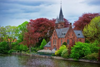 Brugge eski şehir içinde Minnewaterpark ve Minnewater Gölü