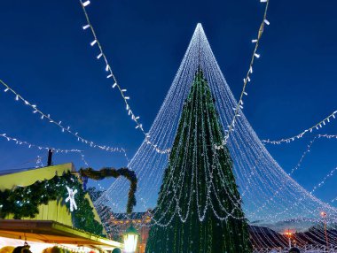 Vilnius Litvanya yüklü süslemeleri ile parlak Noel ağacı