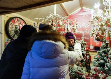 Noel pazarı Katedral Meydanı Vilnius adlı tezgahta çifte