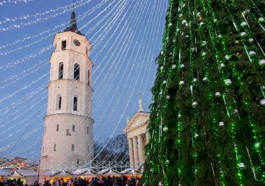 Noel ağacı ve Xmas'ın Bazaarı Vilnius Advent Litvanya akşam