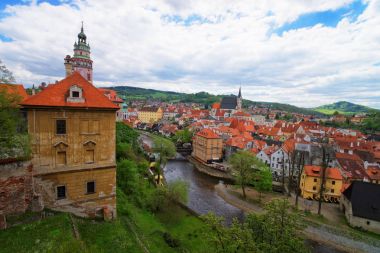Kale ve Vltava Nehri Cesky Krumlov eğimli