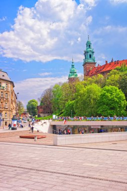 İnsanlar Wawel Kalesi ile Krakow şehir merkezinde