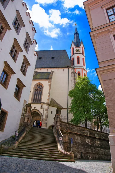 Rua com escadas e Igreja de São Vito Cesky Krumlov — Fotografia de Stock