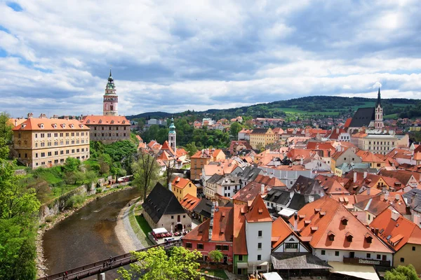 Állami vár és a könyök, a Moldva folyó partján, Cesky Krumlov — Stock Fotó