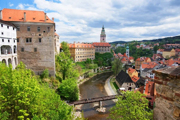 Állami vár és a kanyarban a Moldva folyó Cesky Krumlov — Stock Fotó