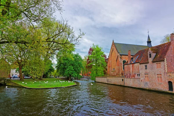 Canal de Rozenhoedkaai y ciudad vieja medieval de Brujas —  Fotos de Stock