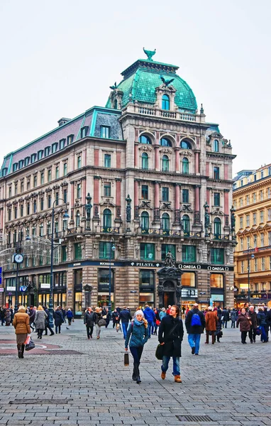 Mensen lopen in centrum van oude stad van Wenen — Stockfoto