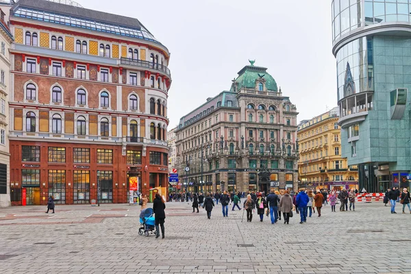 Spaziergänger in der Altstadt von Wien — Stockfoto