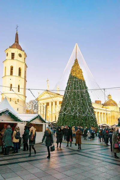 Les gens s'amusent sur le marché de Noël à la Place de la Cathédrale Avent — Photo
