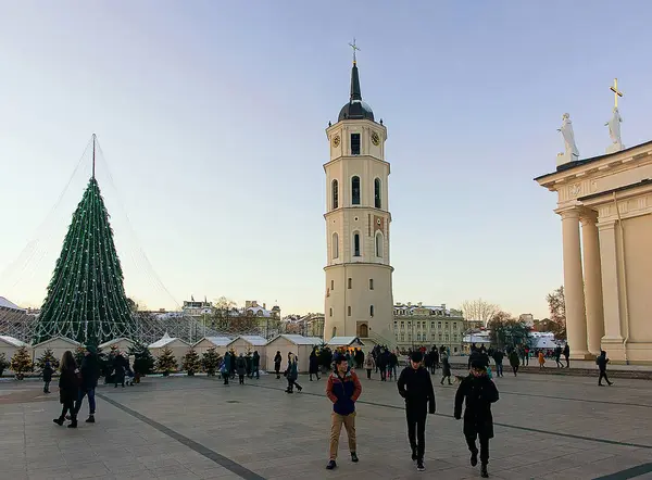 Gente divirtiéndose en el mercado navideño de Vilna en Cathedral Square —  Fotos de Stock