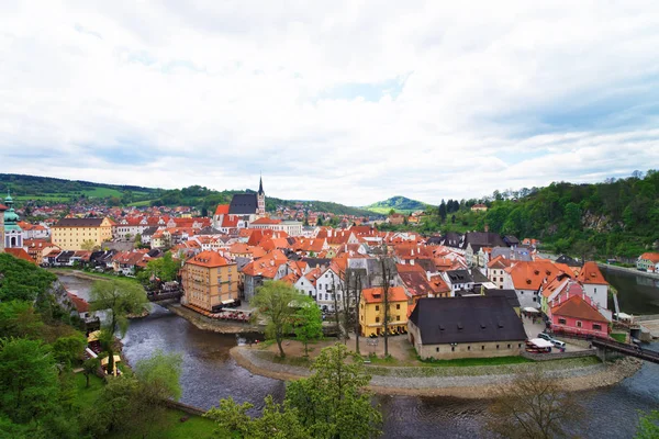 Centro de la ciudad vieja con la iglesia de San Vito en Cesky Krumlov — Foto de Stock