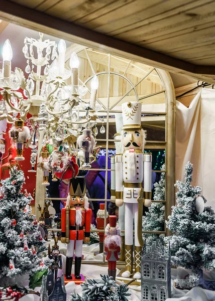 Щелкунчики и рождественские украшения в Вильнюсской Рождественской ярмарке — стоковое фото