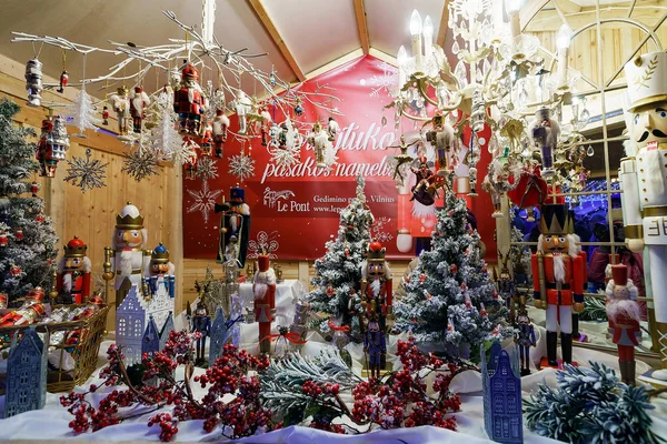 Щелкунчики и рождественские украшения на Рождественской ярмарке в Вильнюсе — стоковое фото