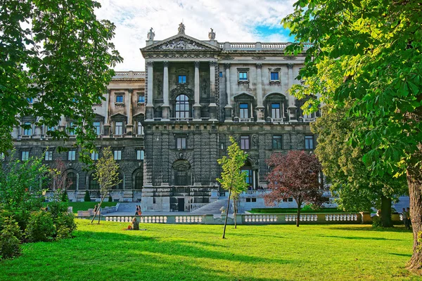 Narodowej biblioteki pałacu Hofburg w Wiedniu i osób — Zdjęcie stockowe