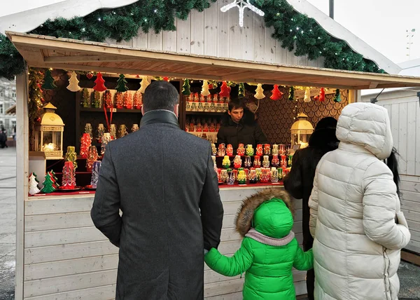 Familie am Tresen auf Weihnachtsmarkt am Domplatz — Stockfoto