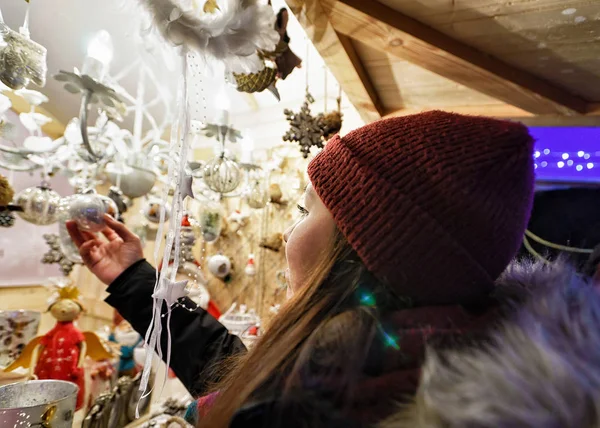 Menina no balcão no mercado de Natal na Praça da Catedral Vilnius — Fotografia de Stock