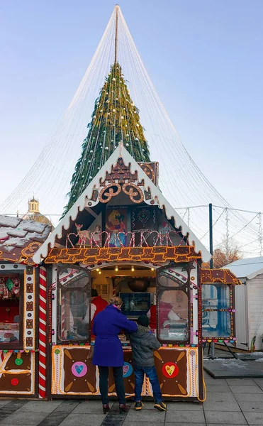 Christmas candy house and visitors on Vilnius Cathedral square Advent — Stock Photo, Image