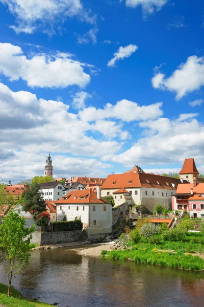 Cesky Krumlov-kastélytól és a könyök, a Moldva-folyó — Stock Fotó