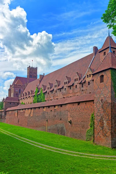 Stěny z Polska křižácký hrad Malbork — Stock fotografie