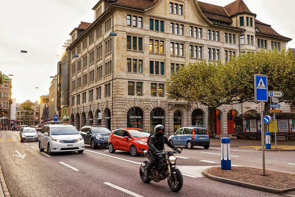 Движение на Банхофштрассе в центре Цюриха — стоковое фото