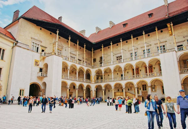 Pessoas no pátio interno do Castelo Wawel — Fotografia de Stock