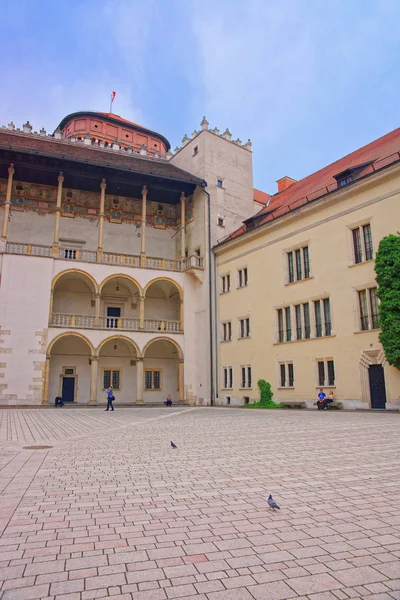 Ludzie o wewnętrznym dziedzińcu zamku na Wawelu w Krakowie — Zdjęcie stockowe