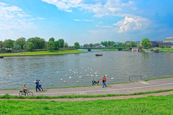 Persone a argine del fiume Visla Cracovia — Foto Stock