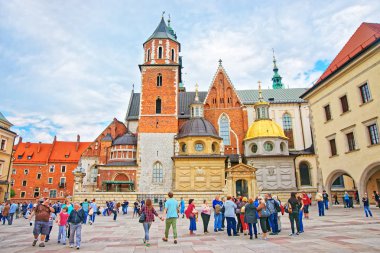 Wawel Katedrali Krakow tepede insanlara