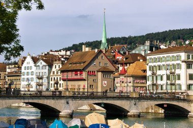 Zürih İsviçre Merkez Limmat Nehri ve Predigerkirche şehirde spire