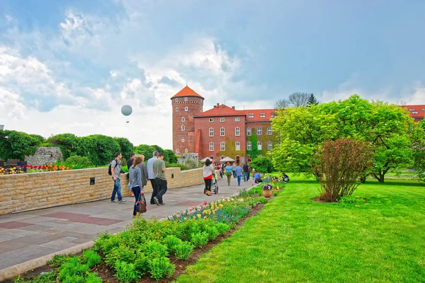 Ludzie na dziedzińcu wawelskim zamek Kraków — Zdjęcie stockowe