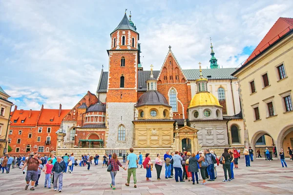 Az emberek a hegyen Krakkó Wawel katedrálist — Stock Fotó