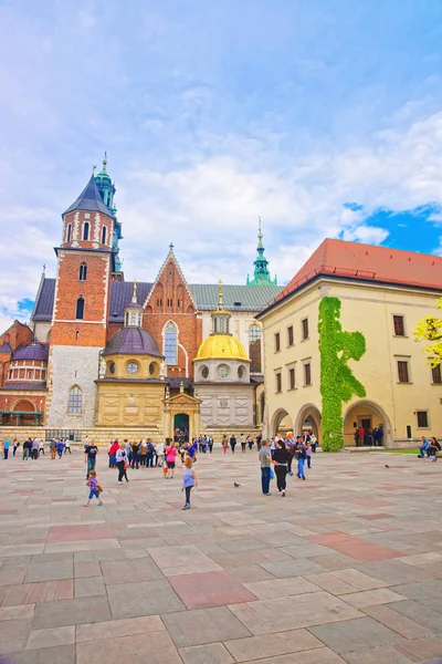 People at Wawel Cathedral of Krakow — Stock Photo, Image