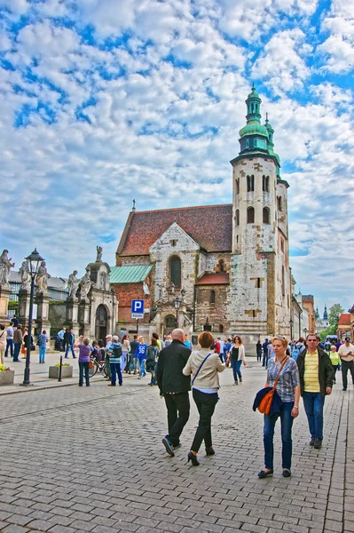 Persone nella Chiesa di Sant'Andrea nel centro storico di Cracovia — Foto Stock