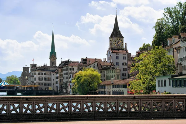 Banchina del fiume Limmat e San Pietro e Fraumunster Zurigo — Foto Stock