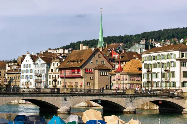 De rivier Limmat en de spits van Predigerkirche in het centrum van de stad Zürich — Stockfoto