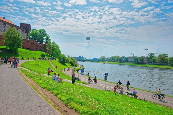 Lidé a Wawel na nábřeží Krakov řeka Visla — Stock fotografie