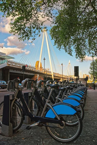 Kerékpárok a Hungerford hídnál Lambeth Londonban — Stock Fotó