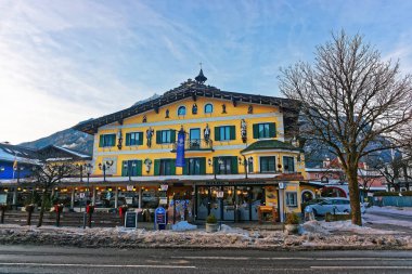 Alpler ve Bavyera tarzı kış Garmisch Partenkirchen restoranda sokak