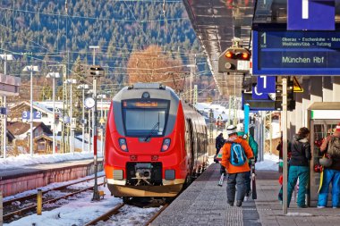 Garmisch Partenkirchen yolcu ve yüksek hızlı tren