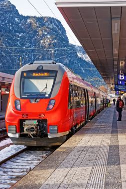 Garmisch Partenkirchen yolcu ve yüksek hızlı tren