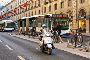 Motosiklet İsviçre ile Rue Corraterie sokakta Geneva bayraklar