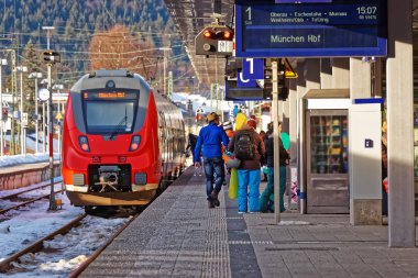 Yolcu ve Garmisch Partenkirchen yüksek hızlı tren