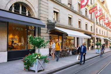 Rue Corraterie Street Cenevre İsviçre bayrağı ile insanlar