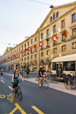 Tren ve Rue Corraterie Street İsviçre Bisiklet bayrakları Geneva