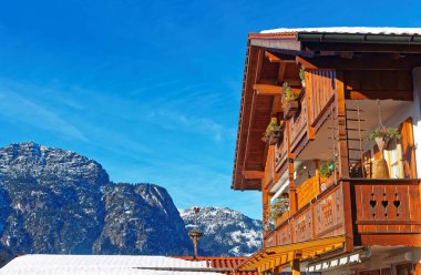 Bavyera tarzı ve Alpler balkon kış Garmisch Partenkirchen adlı