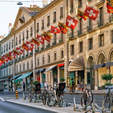 Rue Corraterie Street Cenevre'de İsviçre bayrağı ile Bisiklet