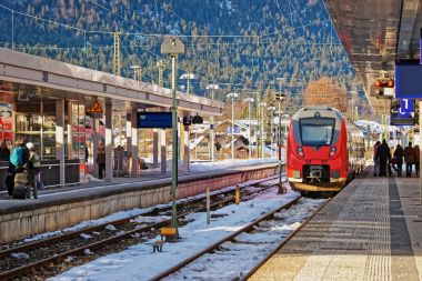 Almanya'da Garmisch Partenkirchen adlı yolcu ve yüksek hızlı tren
