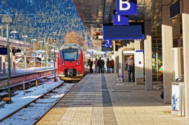 Garmisch Partenkirchen Almanya'da yolcu ve yüksek hızlı tren