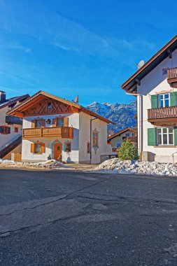 Kışın Garmisch Partenkirchen Chalets ve Alpler ile sokak
